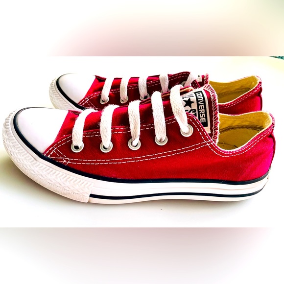 YOUTH CONVERSE ALL STAR SNEAKERS—Size 2–UNISEX—Great Condition—CLASSIC SHOES - Picture 1 of 14